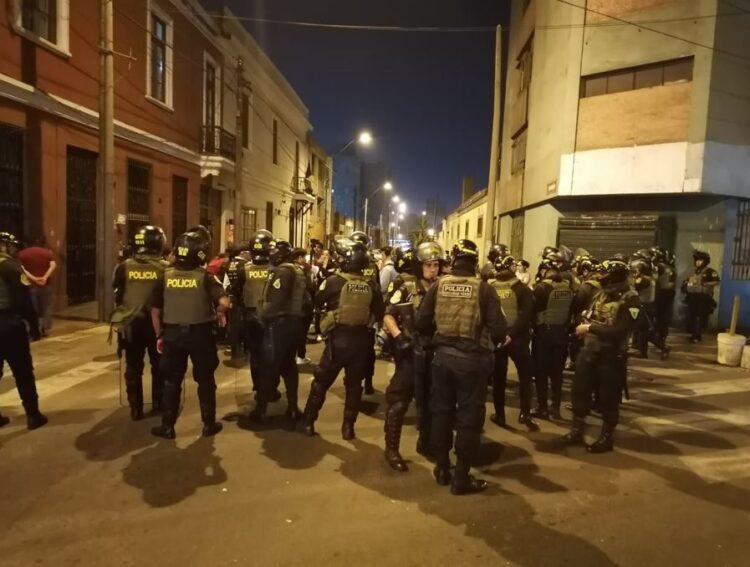 Policía Atenta Contra Gente Inocente, Incluido Niños – Lima la horrible Vídeo