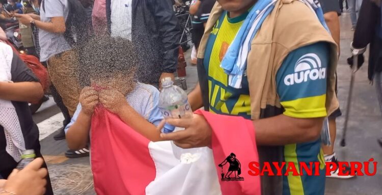 Abuso Policial Ancianos y Niños – Les Echan Gas Salvajemente Perú M4E23