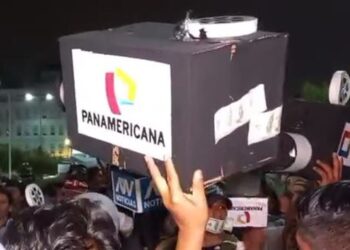 PRENSA BASURA Parodia en la Plaza San Martín – Vídeo