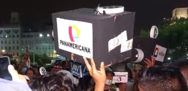PRENSA BASURA Parodia en la Plaza San Martín – Vídeo