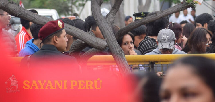 Fiesta Privada En Una Nación Militarizada – Registro fotográfico desfile