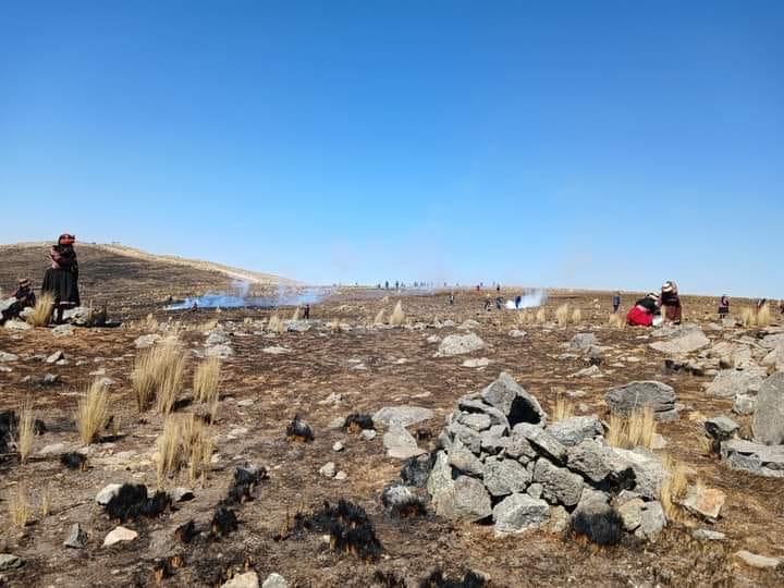 Perú: Como los colonialistas españoles, policía de la dictadura genocida y Mina Las bambas queman pastizales