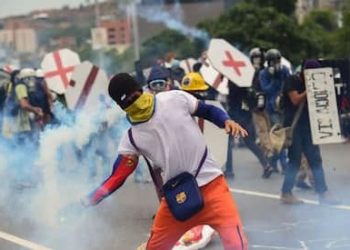 Perú: La gran prensa en Perú nos dicen terrucos cuando protestamos así.