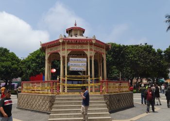 PERU: En Chancay, Alcalde Juanelo no tiene vergüenza pues aparece como inaugurador del Mega puerto pero ni siquiera arregla la Glorieta de su Plaza de Armas.