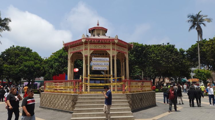 PERU: En Chancay, Alcalde Juanelo no tiene vergüenza pues aparece como inaugurador del Mega puerto pero ni siquiera arregla la Glorieta de su Plaza de Armas.